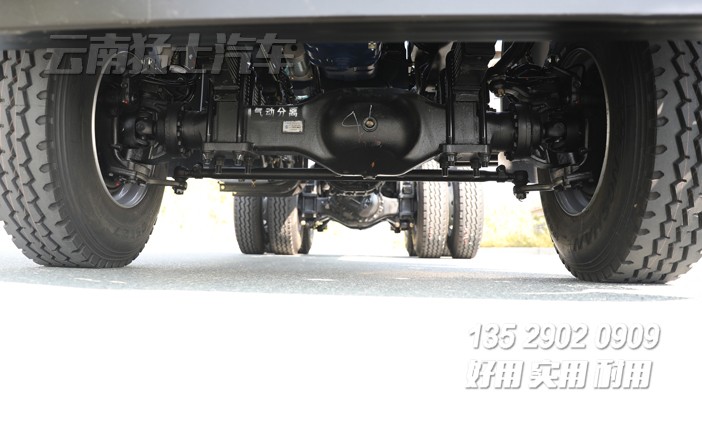 后八輪卡車底盤,六驅350馬力底盤,重型卡車底盤,專用車底盤改裝,濰柴發動機底盤,東風三橋車底盤